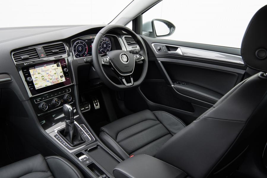 Интерьер Volkswagen Golf Alltrack 2017 года  (UK) (фото 31 из 33)